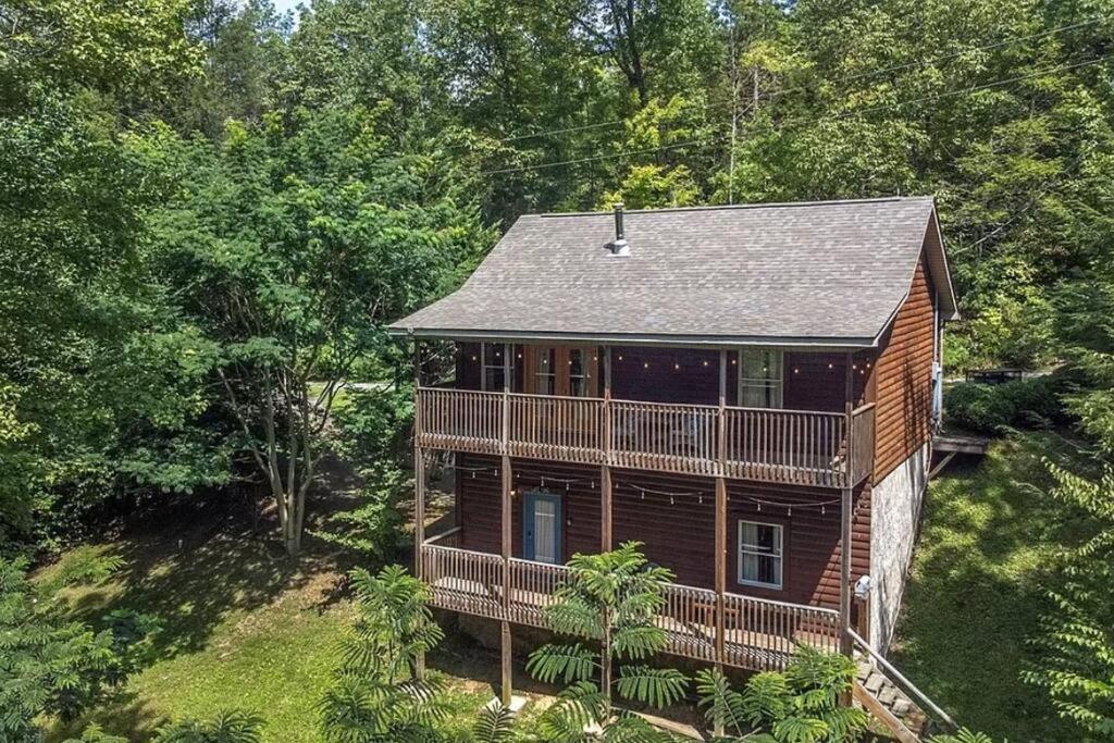 Smokey Mountain Retreat, Hot Tub, Game Room, Sleeps 8! Gatlinburg Buitenkant foto