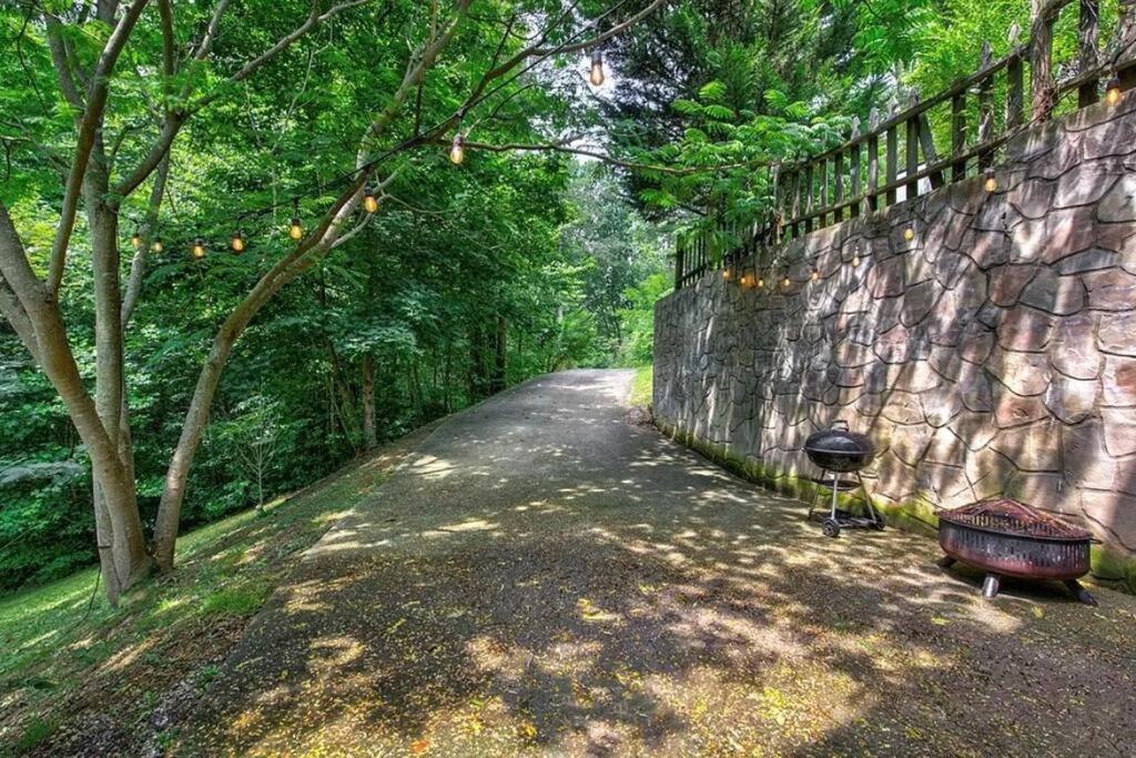 Smokey Mountain Retreat, Hot Tub, Game Room, Sleeps 8! Gatlinburg Buitenkant foto