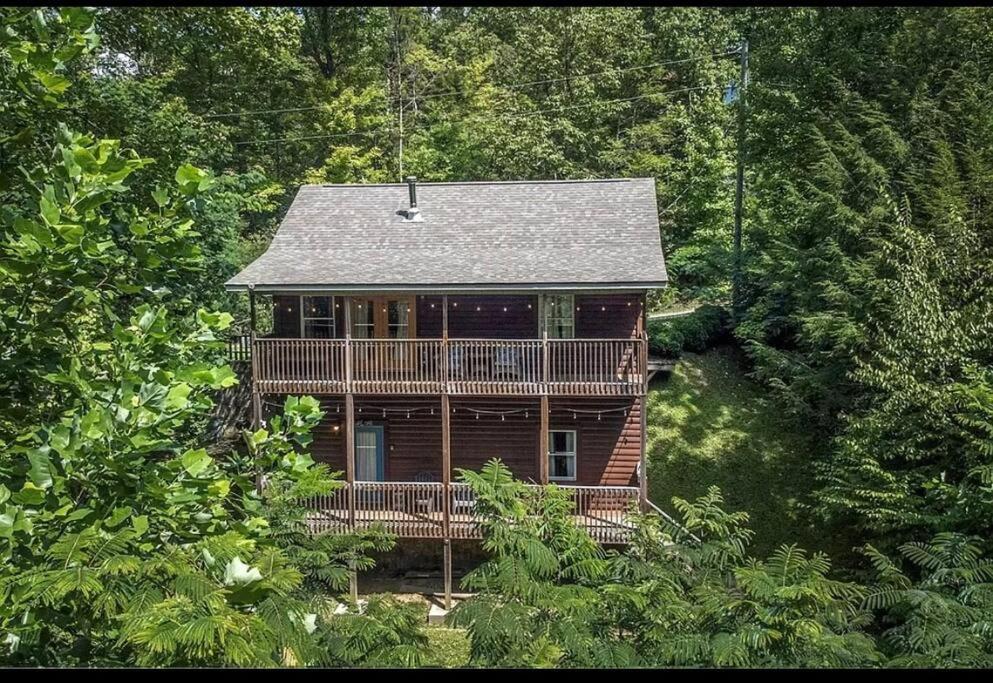 Smokey Mountain Retreat, Hot Tub, Game Room, Sleeps 8! Gatlinburg Buitenkant foto