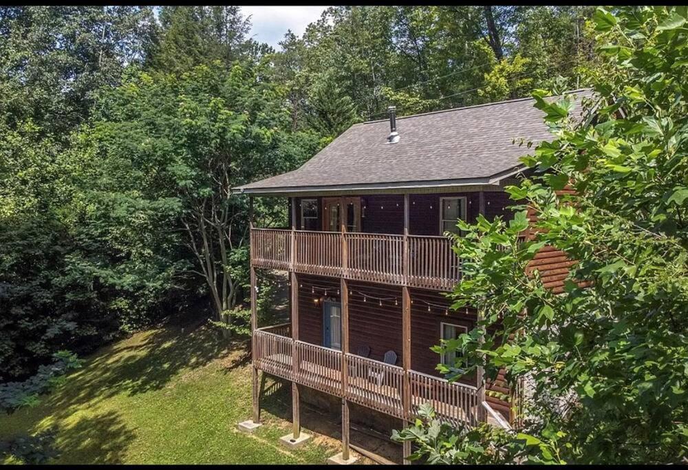 Smokey Mountain Retreat, Hot Tub, Game Room, Sleeps 8! Gatlinburg Buitenkant foto
