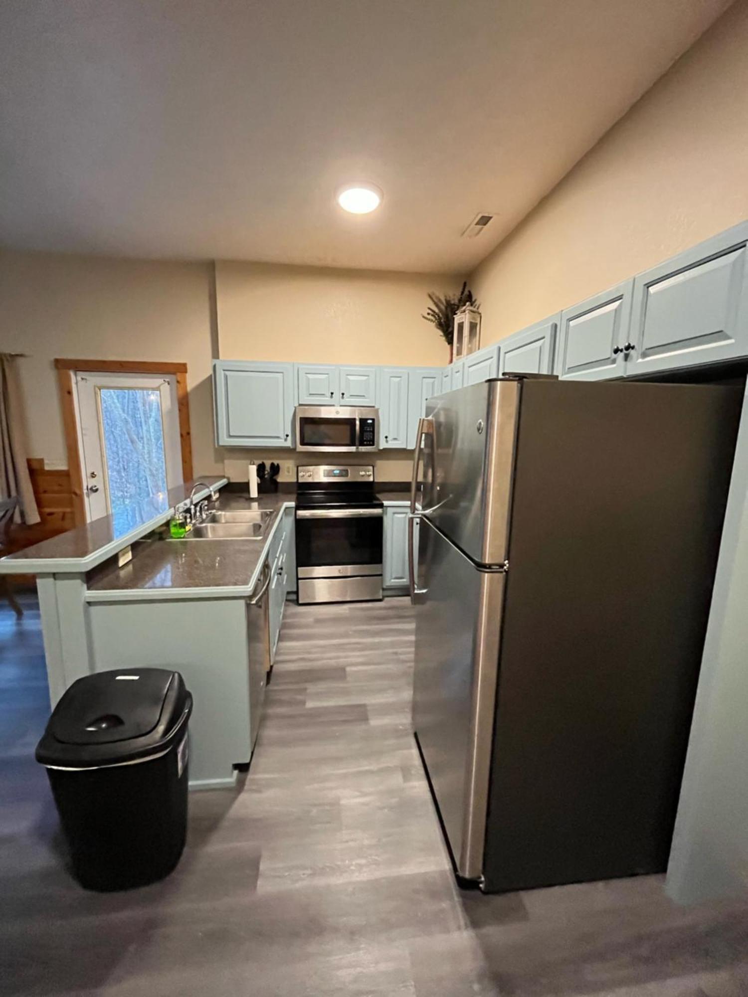 Smokey Mountain Retreat, Hot Tub, Game Room, Sleeps 8! Gatlinburg Buitenkant foto
