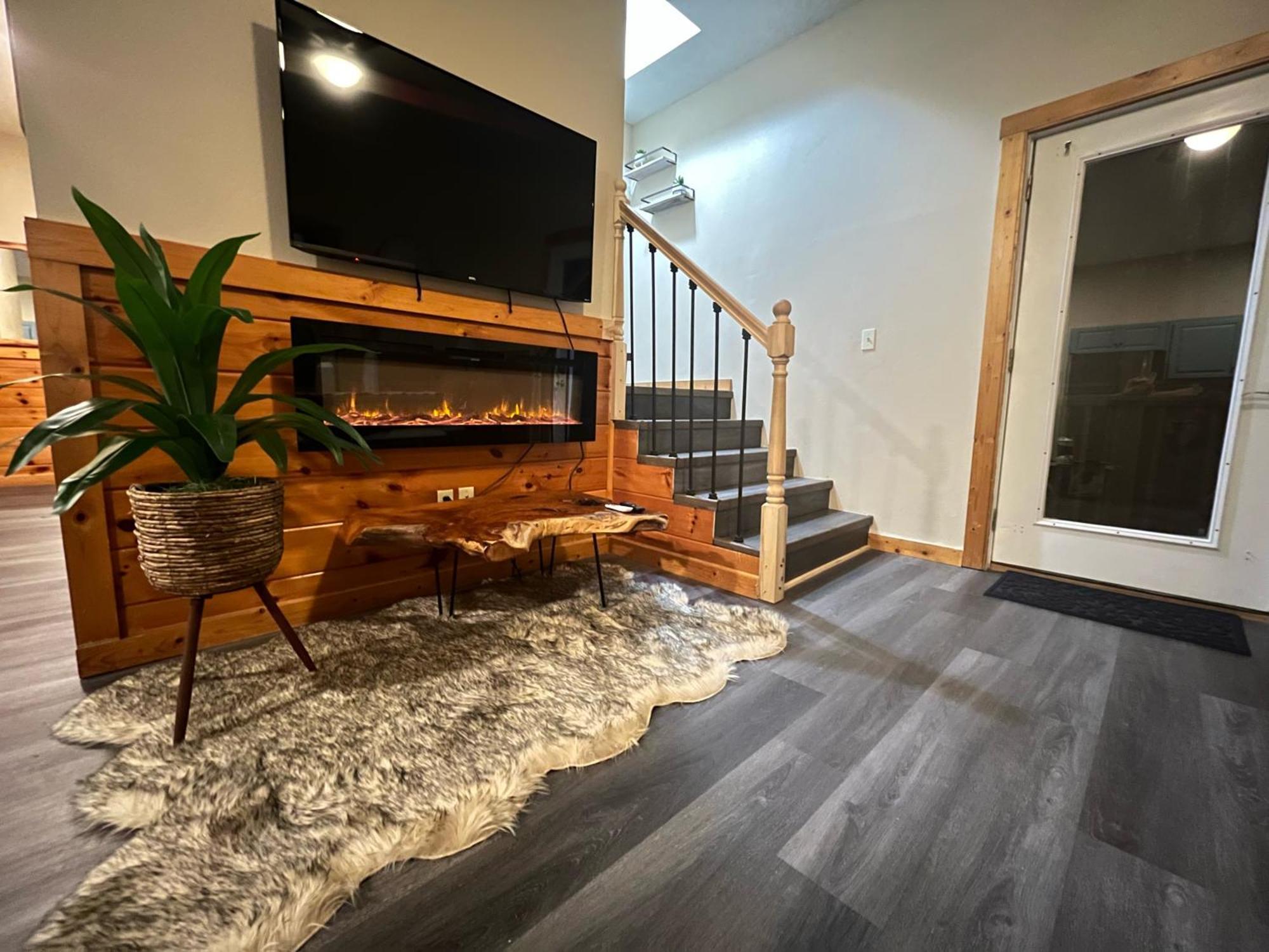 Smokey Mountain Retreat, Hot Tub, Game Room, Sleeps 8! Gatlinburg Buitenkant foto