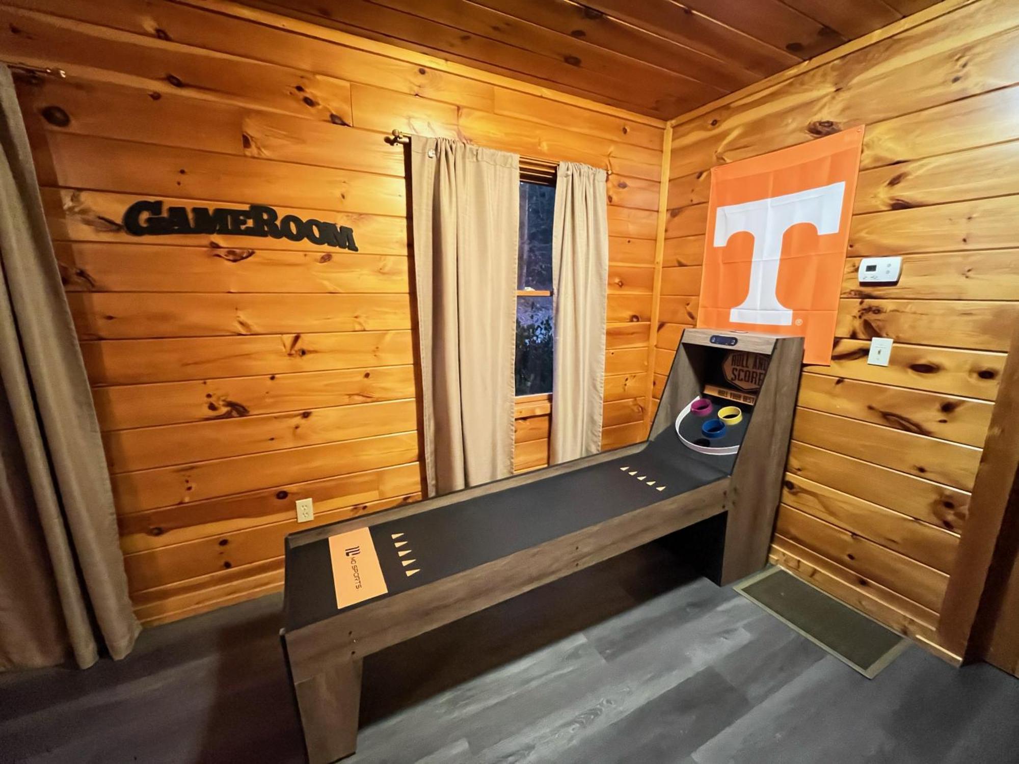 Smokey Mountain Retreat, Hot Tub, Game Room, Sleeps 8! Gatlinburg Buitenkant foto