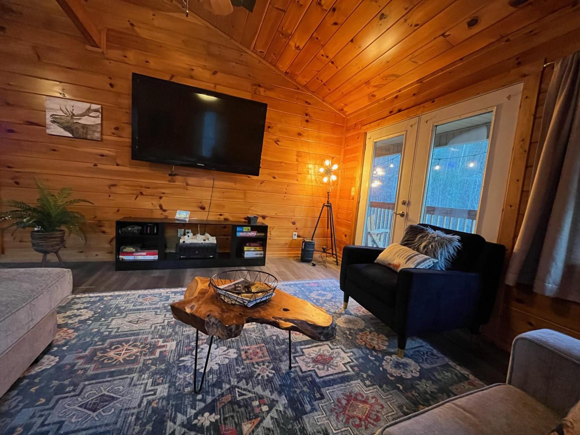 Smokey Mountain Retreat, Hot Tub, Game Room, Sleeps 8! Gatlinburg Buitenkant foto