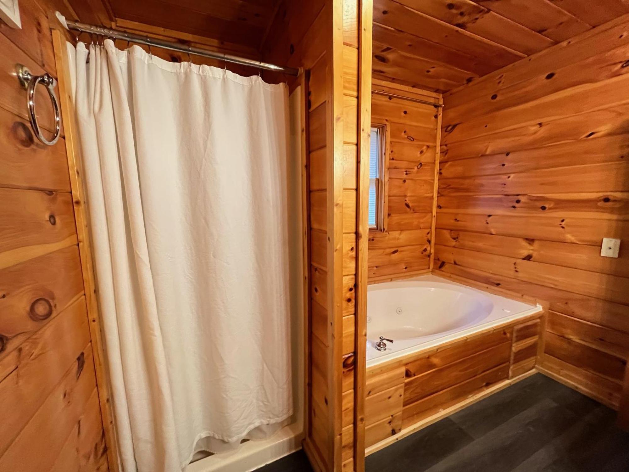 Smokey Mountain Retreat, Hot Tub, Game Room, Sleeps 8! Gatlinburg Buitenkant foto