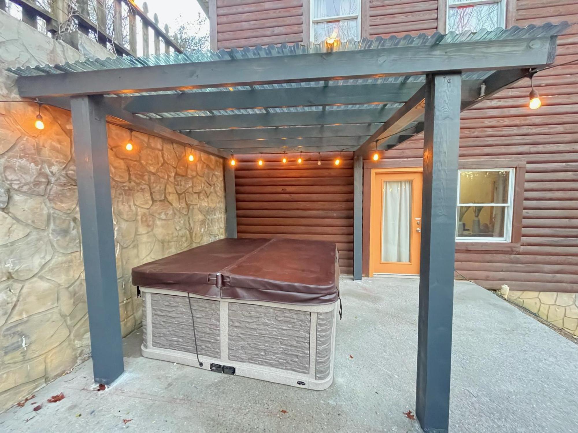 Smokey Mountain Retreat, Hot Tub, Game Room, Sleeps 8! Gatlinburg Buitenkant foto