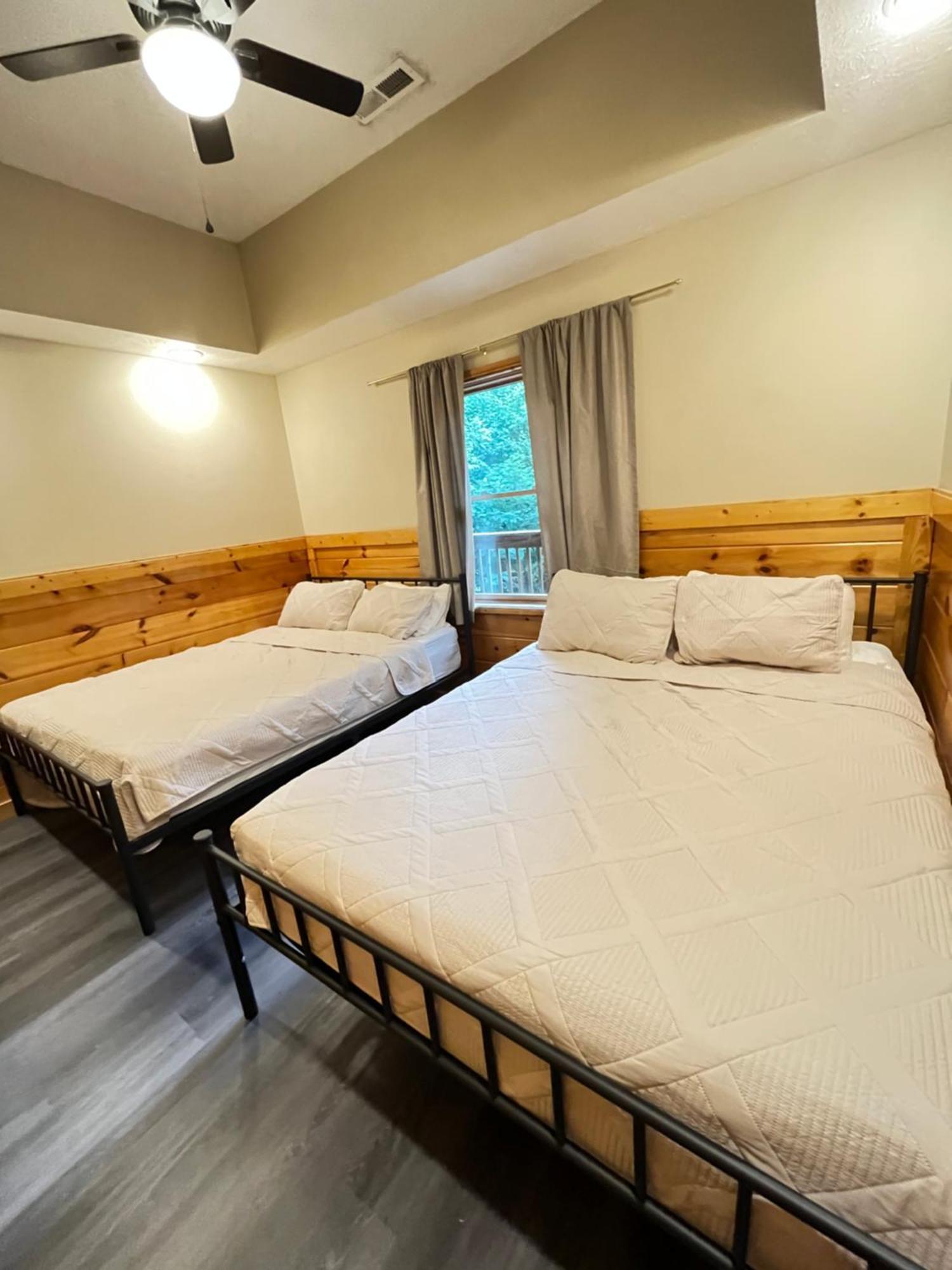 Smokey Mountain Retreat, Hot Tub, Game Room, Sleeps 8! Gatlinburg Buitenkant foto